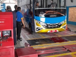 Teknisi menggunakan alat uji Autonomous Indonesia pada mobil di dinas perhubungan Indramayu.