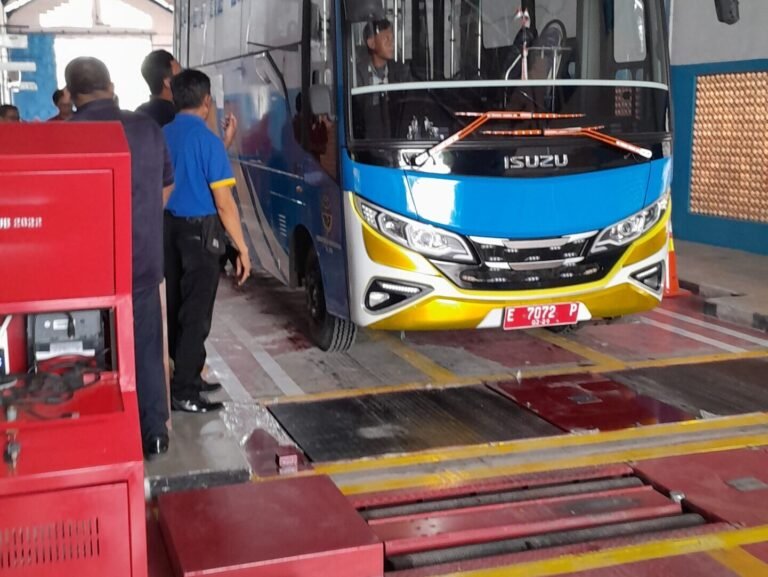 Teknisi menggunakan alat uji Autonomous Indonesia pada mobil di dinas perhubungan Indramayu.
