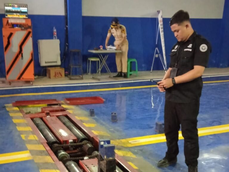 Tim Autonomous Indonesia saat melakukan kalibrasi alat uji kendaraan di Dishub